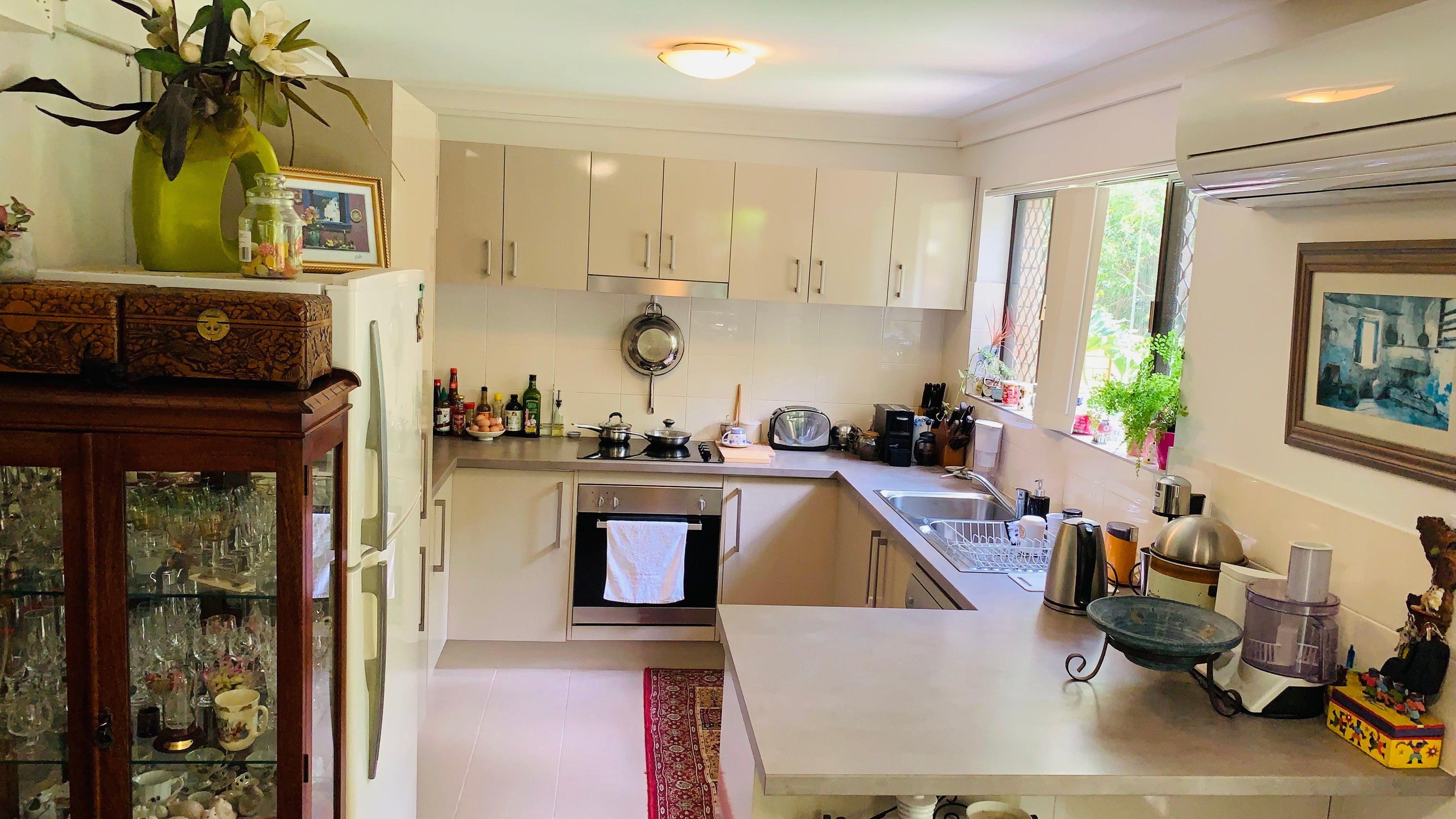 St. Lucia 4067 - Brisbane VIP Hosting - Own Private Bathroom and Healthy Meals daily